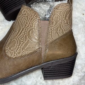 (MAKE ANY OFFER) Low Top Cowgirl Boots